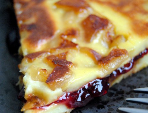 Crêpes en gâteau aux pommes et à la confiture de fruits rouges