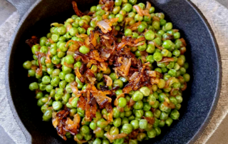 recette-petits-pois-oignons-croustillants-yotam-ottolenghi
